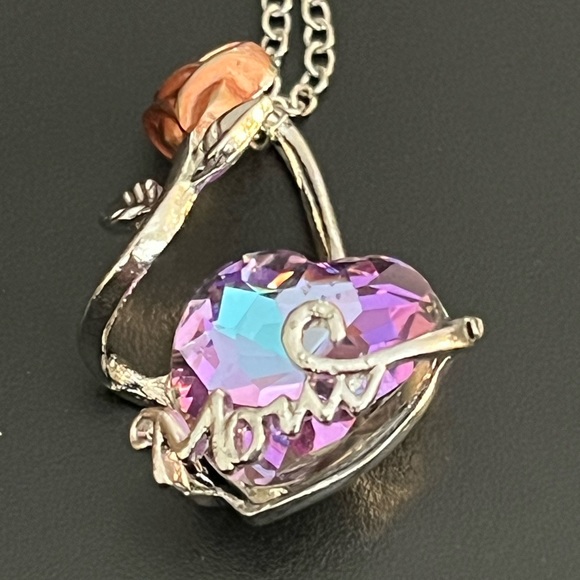 ☄️This stunning heart and rose pendant necklace is perfect for Mother’s Day! 18” - Picture 3 of 14